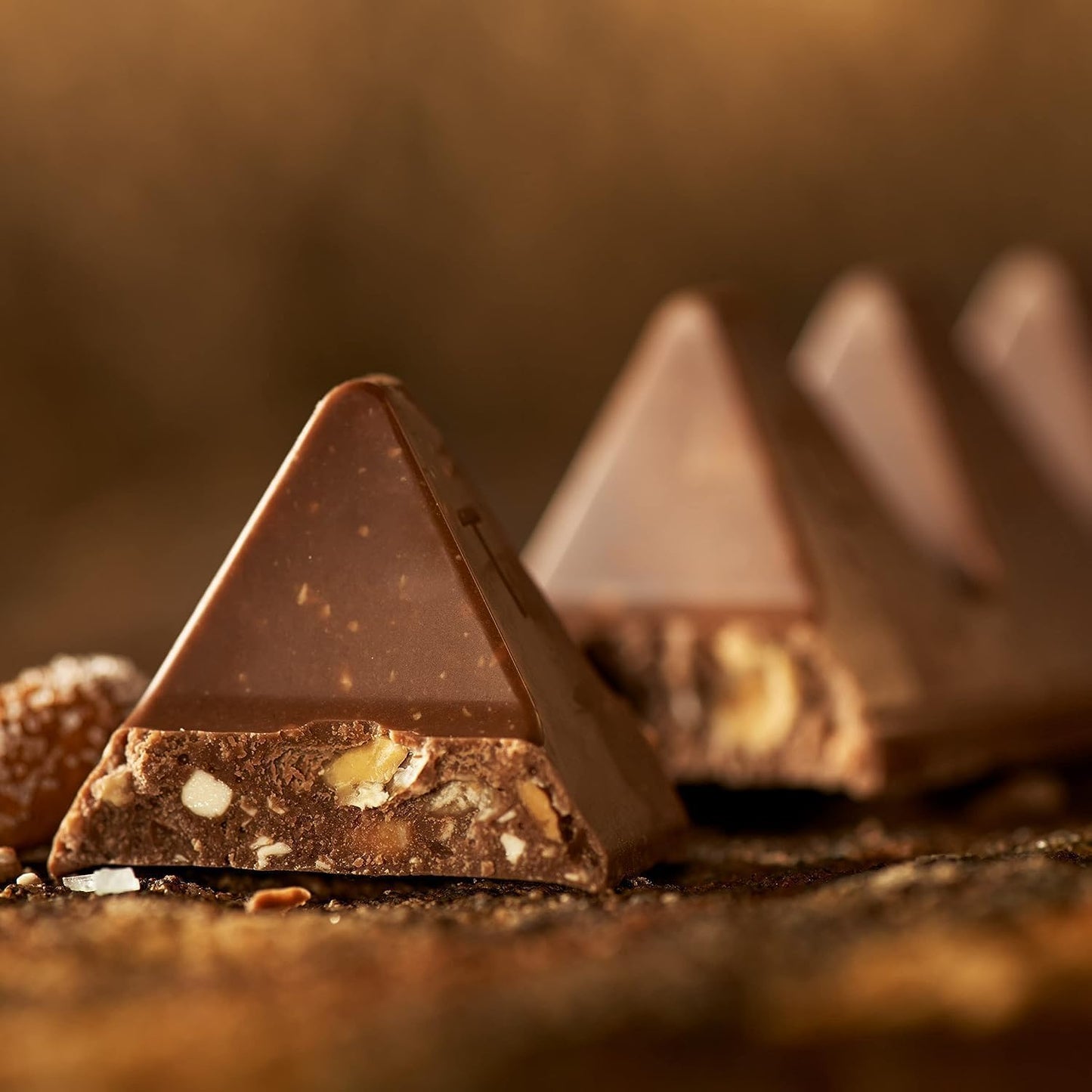 Toblerone Chocolate con Leche Suizo con Nougat de Miel y Almendras, Formato Grande, Pack 360 g