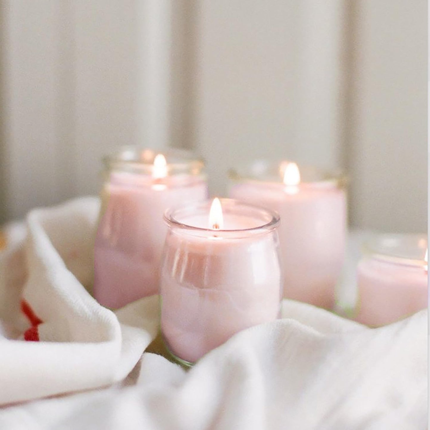 Pack de 4 Velas Aromáticas en Vaso de Yogurt de Cristal Reciclable - 44h de Duración，Cera Vegetal Perfumada, Fabricadas España, 7x6cm (Sorbete de Sandia)