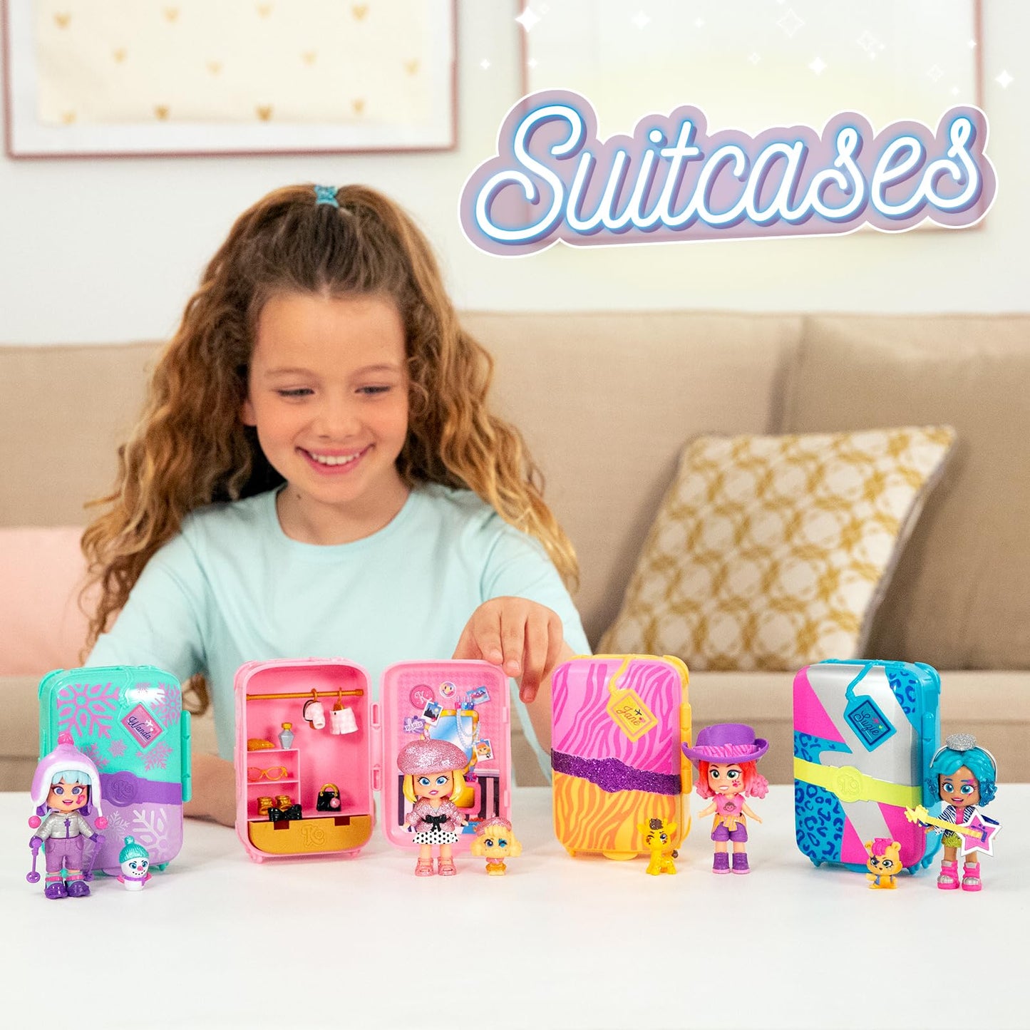 KOOKYLOOS Jane’s Suitcase – Maleta para muñecas con más de 14 accesorios de moda y muñeca exclusiva con 3 expresiones divertidas. Incluye ropa, accesorios y zapatos, perchas y una mascota exclusiva