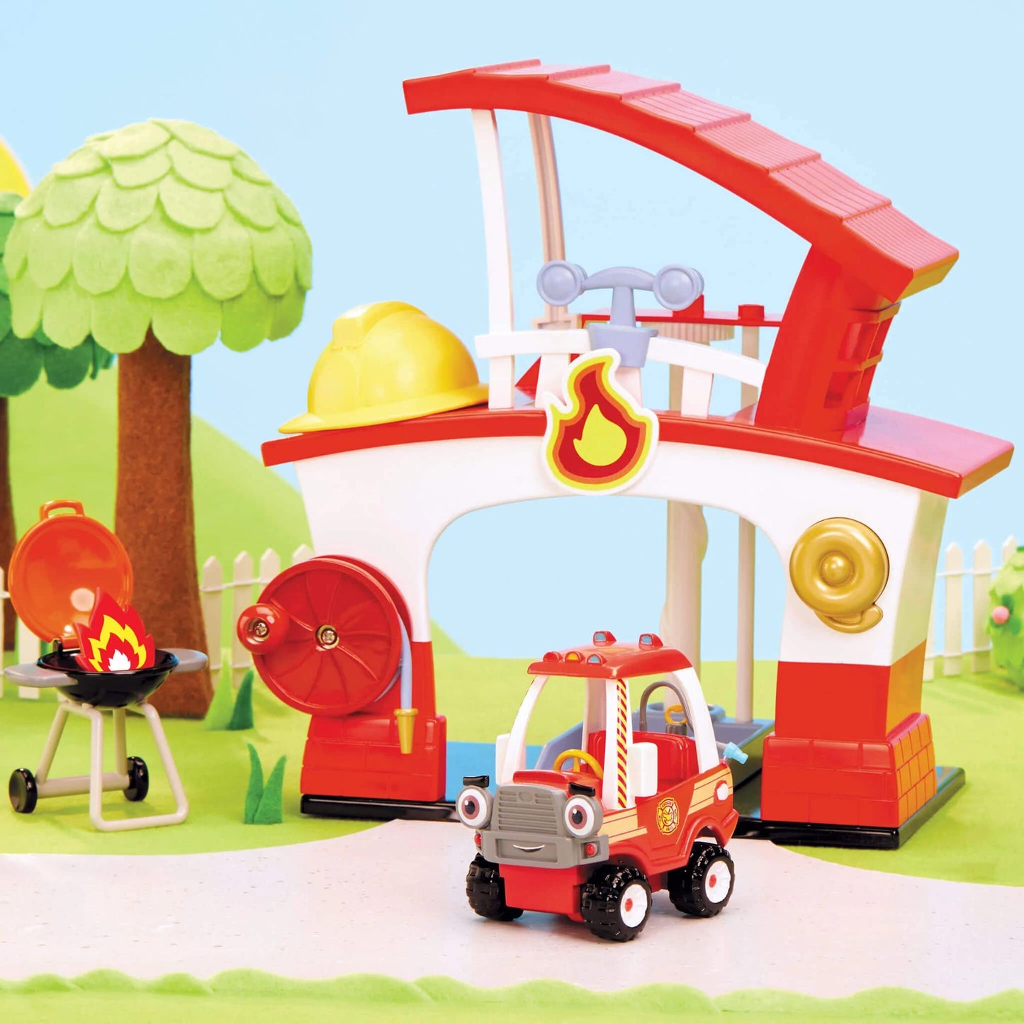 Little Tikes Let's Go Cozy Coupe Estación de Bomberos - Incluye un camión de bomberos, un sombrero, una parrilla para barbacoa y una boca de incendios - Edad: 3+ años