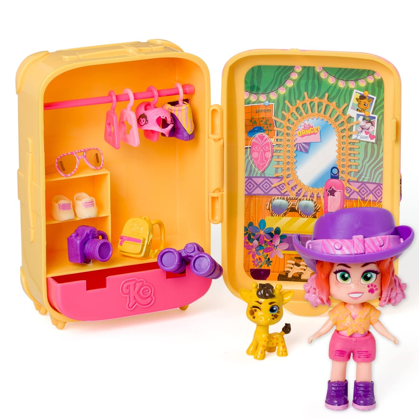 KOOKYLOOS Jane’s Suitcase – Maleta para muñecas con más de 14 accesorios de moda y muñeca exclusiva con 3 expresiones divertidas. Incluye ropa, accesorios y zapatos, perchas y una mascota exclusiva