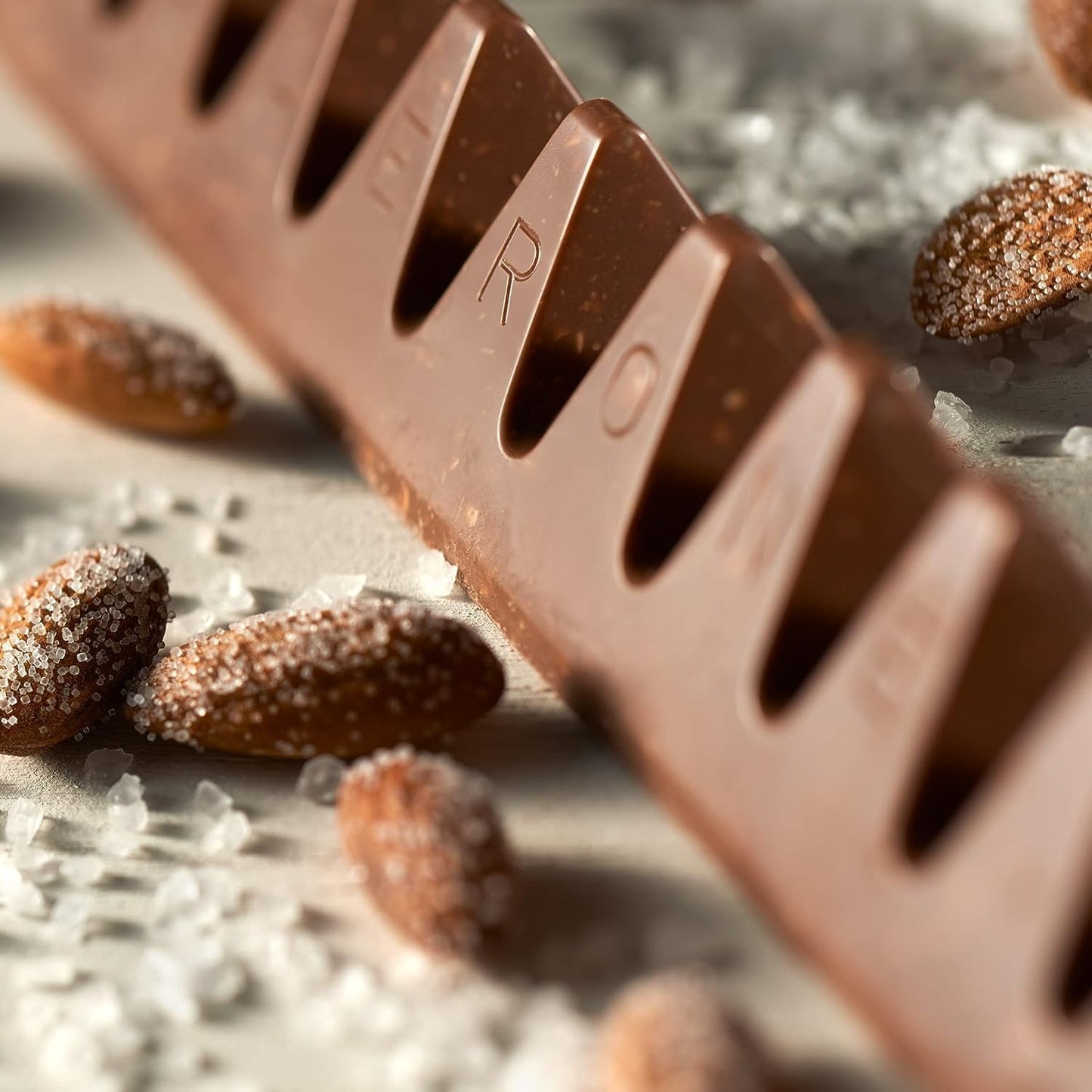 Toblerone Chocolate con Leche Suizo con Nougat de Miel y Almendras, Formato Grande, Pack 360 g