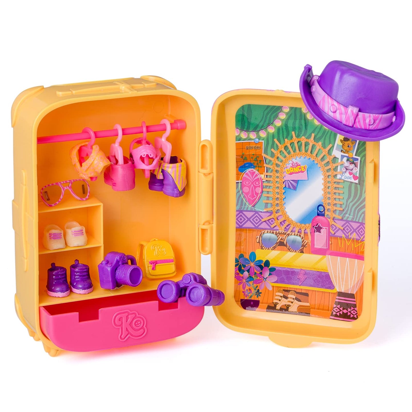 KOOKYLOOS Jane’s Suitcase – Maleta para muñecas con más de 14 accesorios de moda y muñeca exclusiva con 3 expresiones divertidas. Incluye ropa, accesorios y zapatos, perchas y una mascota exclusiva