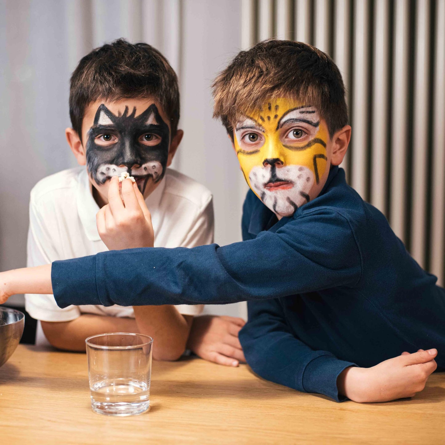 CARIOCA Mask Up Calabaza, Kit de Pintura Facial para Niñas, Barras de Maquillaje Ideal para Navidad, Halloween, Carnaval y Fiestas - 3 Colores y 2 Tutoriales - Dermatológicamente Testado