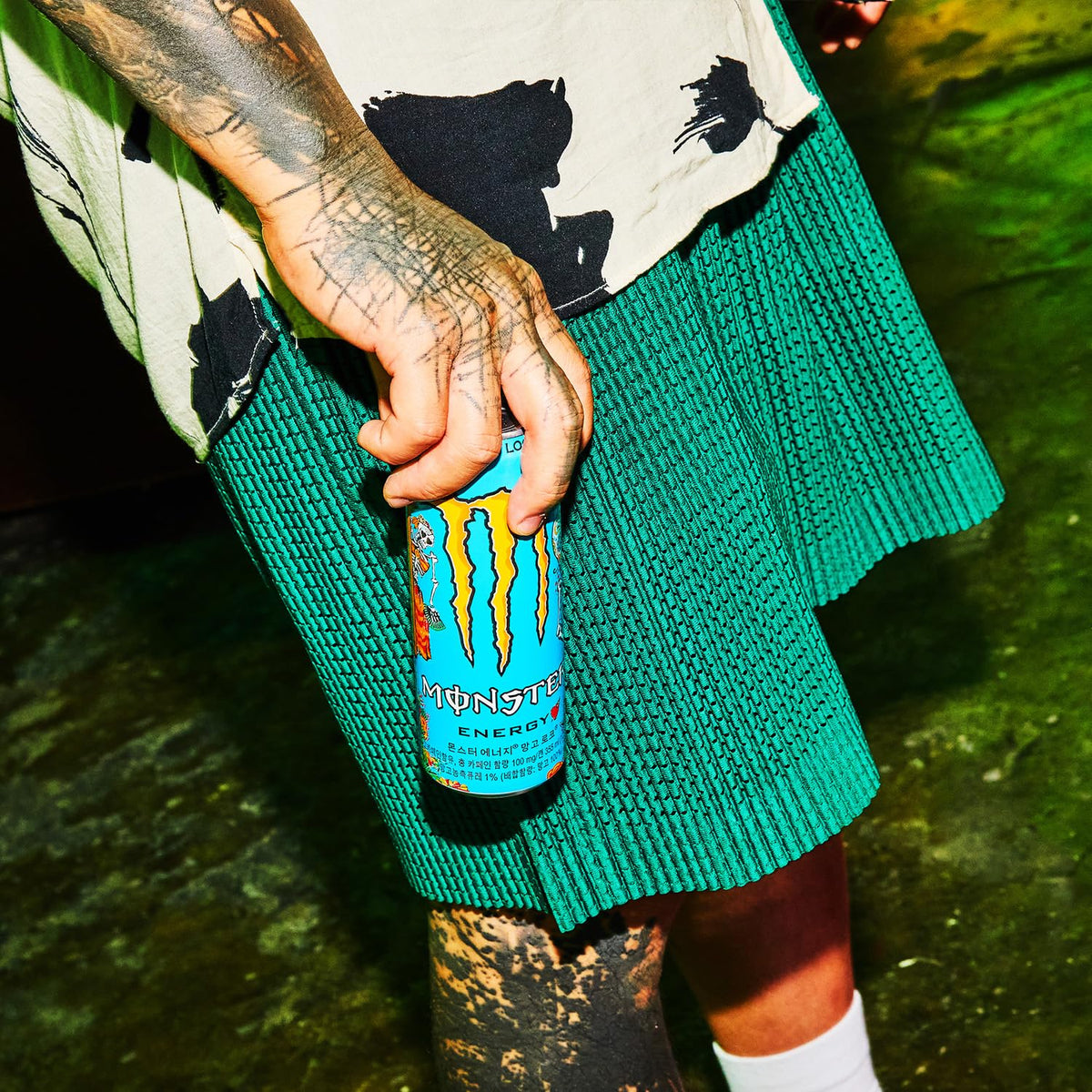 Monster Energy Mango Loco con zumo de mango, con ácido carbónico, paleta de bebidas energéticas 24 x 500 ml y adhesivo gratis